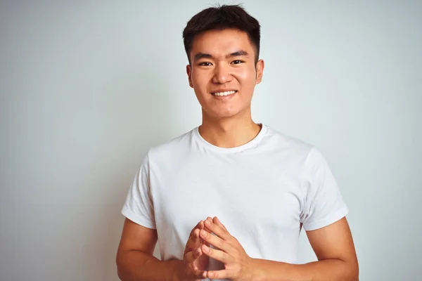 隔離された白い背景の上に立つTシャツを着た若いアジア系中国人の男性手と指がリラックスして陽気に笑顔を交わした 成功と楽観的 — ストック写真