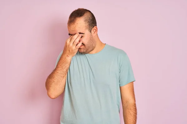 Hombre Joven Con Camiseta Azul Casual Pie Sobre Fondo Rosa — Foto de Stock