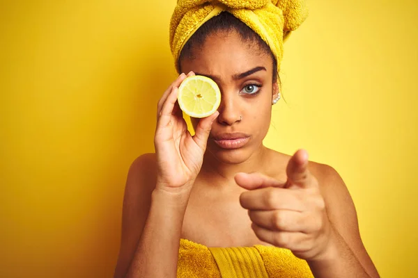 Afro Woman Wearing Towel Shower Holding Slice Lemon Isolated Yellow — Stock Photo, Image