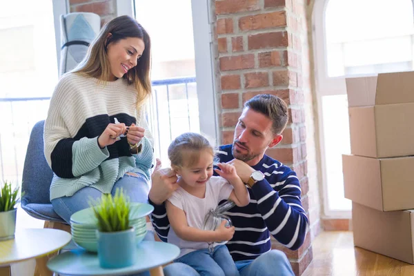 Hermosa Familia Nuevo Hogar — Foto de Stock