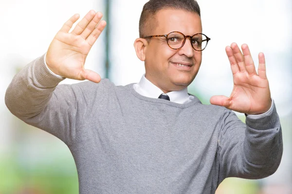 Middelbare Leeftijd Bussines Arabische Man Dragen Bril Geïsoleerde Achtergrond Smiling — Stockfoto