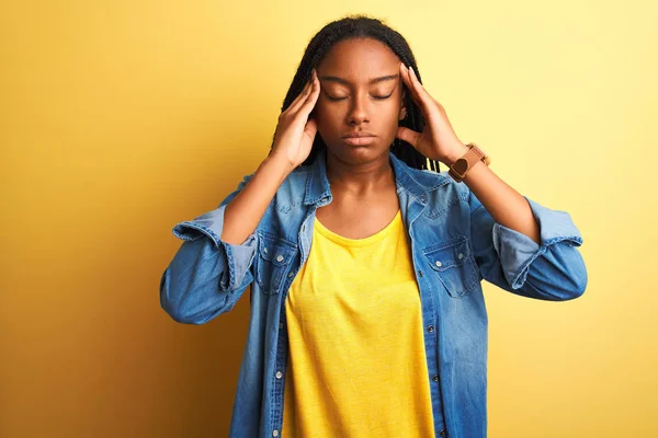 Ung Afrikansk Amerikansk Kvinna Bär Denim Skjorta Stående Över Isolerad — Stockfoto