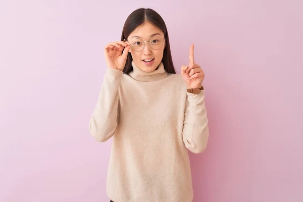 Giovane Donna Cinese Che Indossa Maglione Dolcevita Occhiali Sfondo Rosa — Foto Stock