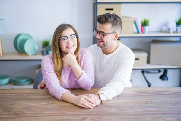 Junges Schönes Paar Das Hause Auf Dem Tisch Sitzt Und — Stockfoto