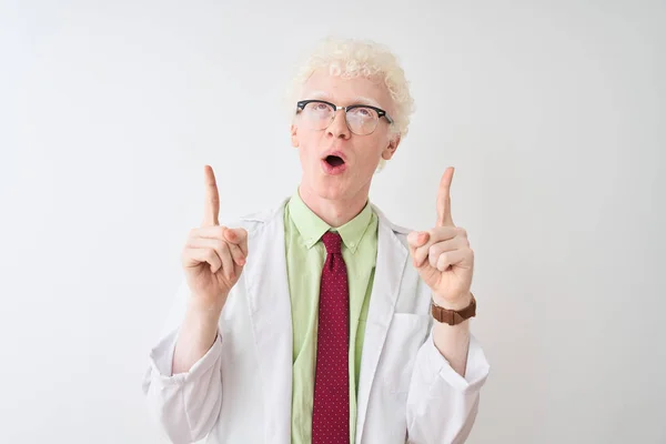 Junger Blonder Wissenschaftler Mit Mantel Und Brille Vor Isoliertem Weißem — Stockfoto