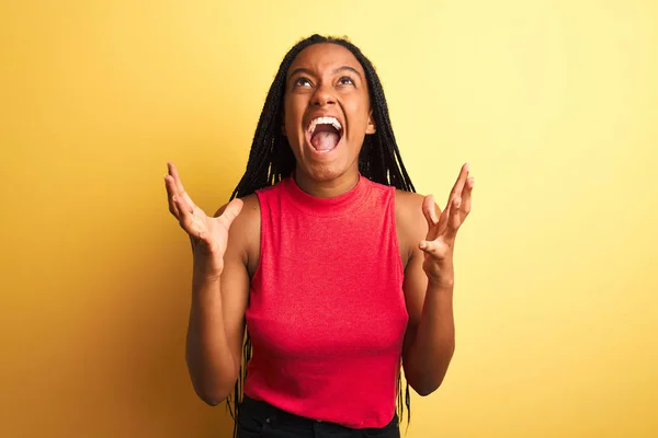 Mulher Afro Americana Vestindo Camiseta Casual Vermelha Sobre Fundo Amarelo — Fotografia de Stock