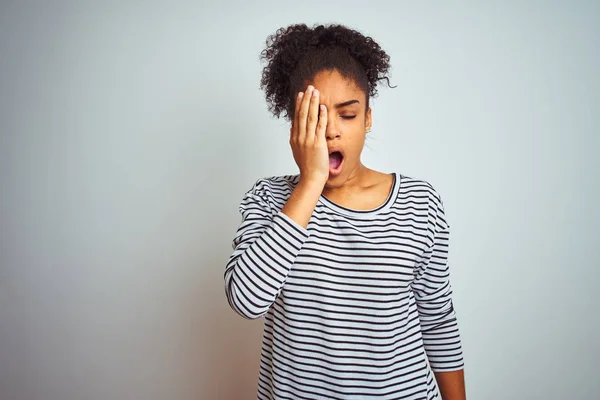 Afrikansk Amerikansk Kvinna Bär Marinrandig Shirt Stående Över Isolerad Vit — Stockfoto