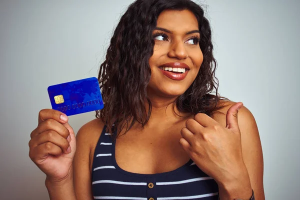 Transseksuele Transgender Klant Vrouw Houden Credit Card Geïsoleerde Witte Achtergrond — Stockfoto