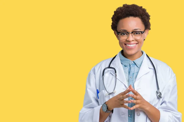 Joven Doctora Afroamericana Vistiendo Abrigo Médico Sobre Fondo Aislado Las — Foto de Stock