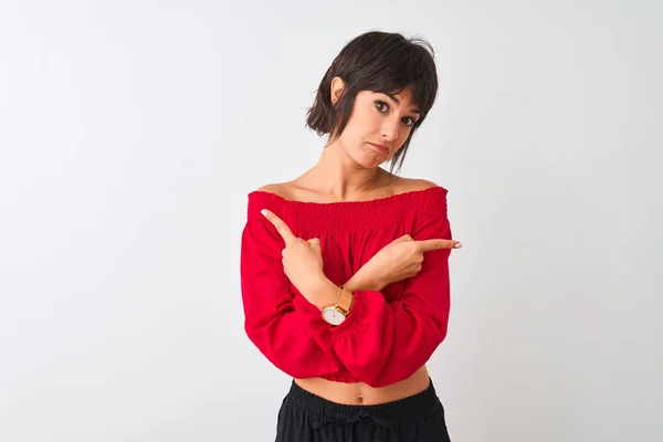 Giovane Bella Donna Che Indossa Rosso Estate Shirt Piedi Sopra — Foto Stock