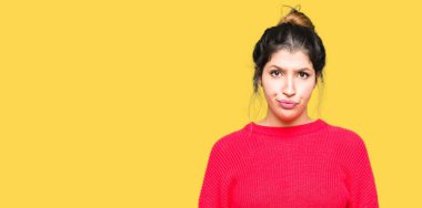 Kırmızı kazak ve çörek şüpheci ve sinir, papatyanın üzgün sorunu nedeniyle giyen genç güzel kadın. Negatif kişi.