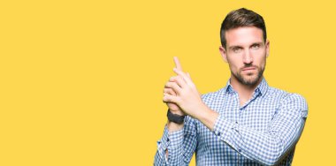 El hareketi ile sembolik silah tutan, çekim silah, kızgın yüz öldürme oynuyor mavi gözlü yakışıklı iş adamı