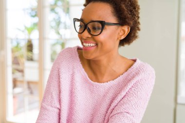 Afro saçlı gözlüklü güzel genç Afrika kadın