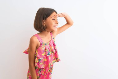 Pembe çiçekli elbiseler giyen genç ve güzel bir kız çocuğu izole edilmiş beyaz arka planda dikiliyor çok mutlu ve gülümsüyor başlarını kaldırıp uzaklara bakıyor. Konsept aranıyor.