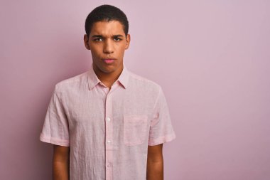Genç, yakışıklı, sıradan gömlekler giyen, pembe arka planda duran, kuşkucu ve gergin bir adam. Problemden dolayı surat asıyor. Negatif kişi.