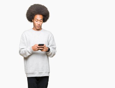Bir sürpriz yüz, korkuyor ve korku ifadesi ile heyecanlı bir smartphone şokta korktuğunu kullanarak afro saçlı genç Afro-Amerikan adam