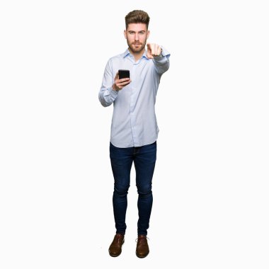 Kamera ve size parmak ile işaret Smartphone kullanarak genç yakışıklı adam iş, el işareti, ön pozitif ve emin jest