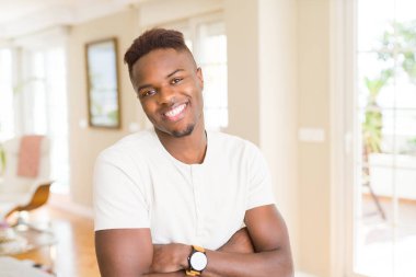 Çapraz kolları ile neşeli gülümseyen Afrika yakışıklı genç