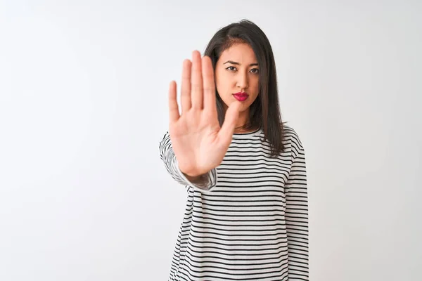 Jovem Mulher Chinesa Bonita Vestindo Shirt Listrada Sobre Fundo Branco — Fotografia de Stock