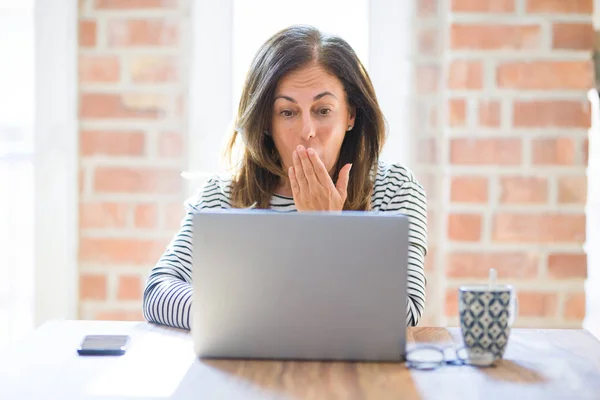 Middelbare Leeftijd Senior Vrouw Zittend Aan Tafel Thuis Werken Met — Stockfoto