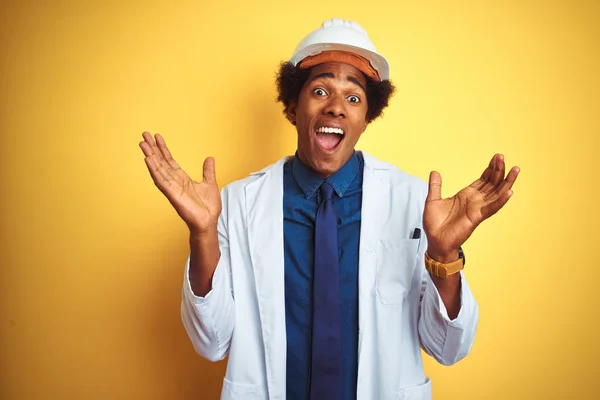 Homem Engenheiro Afro Americano Vestindo Casaco Branco Capacete Sobre Fundo — Fotografia de Stock