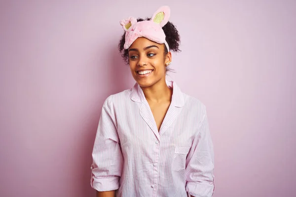 Giovane Donna Afroamericana Pigiama Maschera Sfondo Rosa Isolato Guardando Altra — Foto Stock