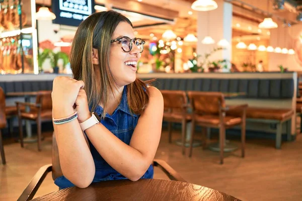 Jovem Bela Mulher Sentada Restaurante Aeroporto — Fotografia de Stock