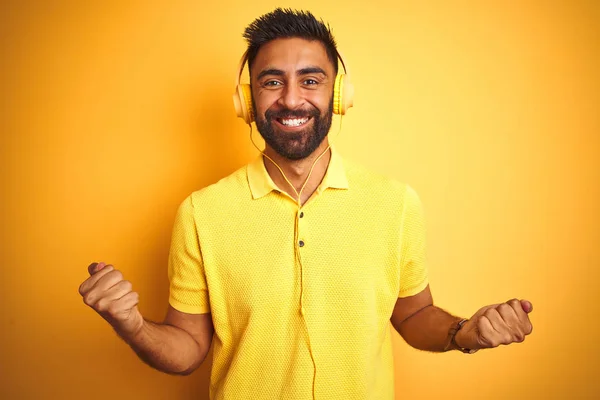 Hombre Hispano Indio Árabe Escuchando Música Usando Auriculares Sobre Fondo — Foto de Stock