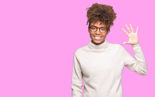 Beautiful Young African American Woman Wearing Glasses Isolated Background Showing — Stock Photo, Image