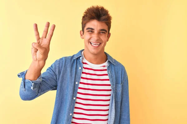 Homem Bonito Jovem Vestindo Camiseta Listrada Camisa Jeans Sobre Fundo — Fotografia de Stock