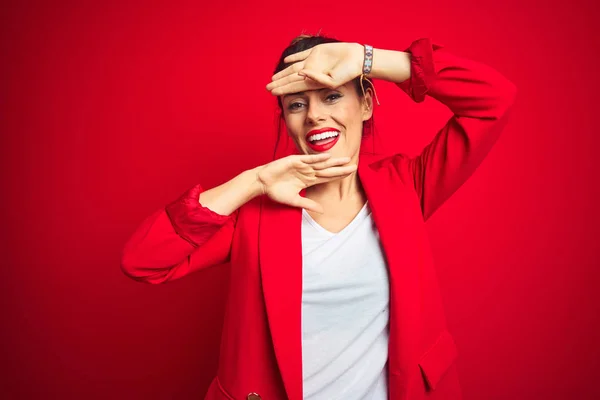 Joven Mujer Negocios Hermosa Pie Sobre Fondo Rojo Aislado Sonriente — Foto de Stock