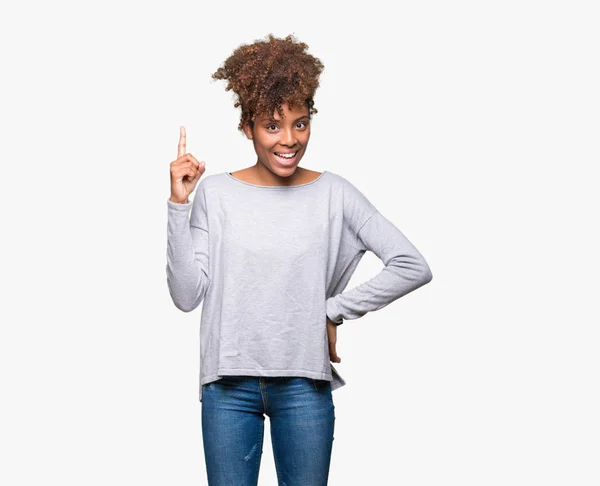 Прекрасная Молодая Африканская Американка Изолированном Фоне Указывающая Пальцем Успешную Идею — стоковое фото