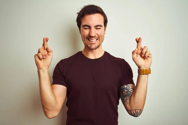 Homem Bonito Jovem Com Tatuagem Vestindo Camiseta Casual Roxo Sobre — Fotografia de Stock