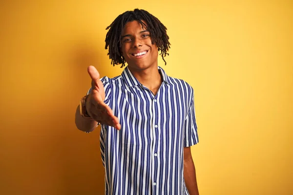 Afro Mann Mit Dreadlocks Trägt Lässig Gestreiftes Shirt Über Isoliertem — Stockfoto