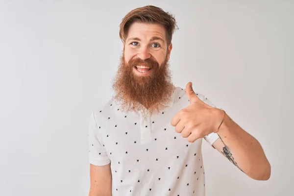 Jonge Roodharige Ierse Man Met Een Polo Die Een Geïsoleerde — Stockfoto