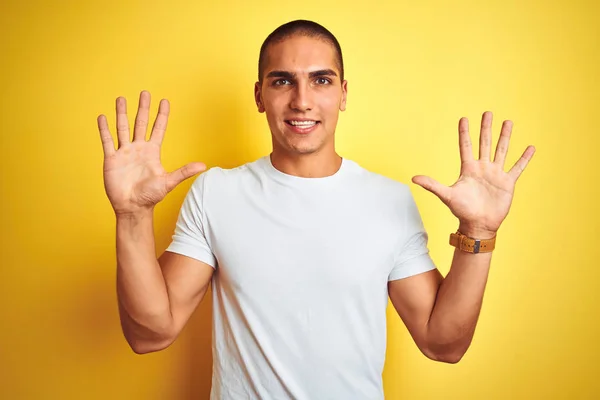 Ung Kaukasier Man Bär Casual Vit Shirt Över Gul Isolerad — Stockfoto