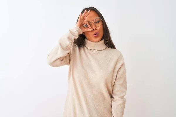 Mulher Chinesa Jovem Vestindo Camisola Gola Alta Óculos Sobre Fundo — Fotografia de Stock