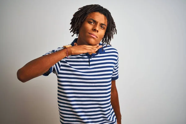 Afro Mann Mit Dreadlocks Gestreiftem Blauem Polo Steht Vor Isoliertem — Stockfoto