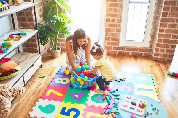 Junge Schöne Lehrerin Und Kleinkind Spielen Mit Bunten Bällen Kindergarten — Stockfoto