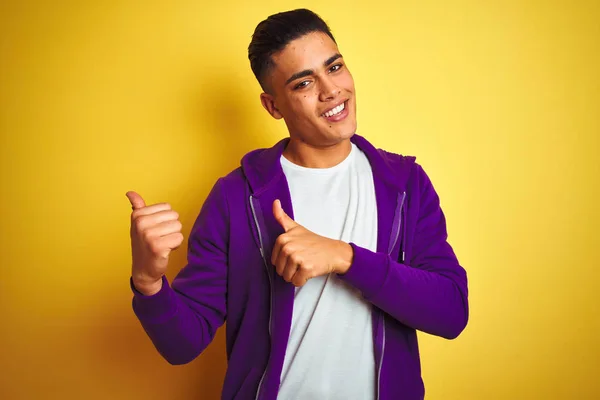 Молодий Бразільський Чоловік Пурпуровій Сорочці Стоїть Над Жовтим Фоном Точка — стокове фото
