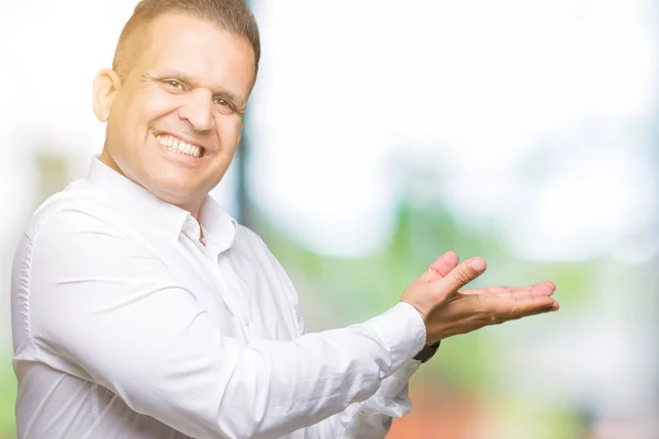 Edad Media Árabe Elegante Hombre Sobre Fondo Aislado Señalando Lado — Foto de Stock