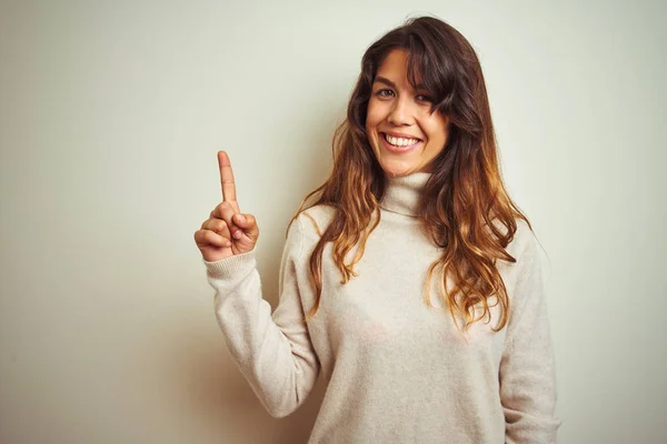 Joven Hermosa Mujer Vistiendo Suéter Invierno Pie Sobre Fondo Blanco — Foto de Stock