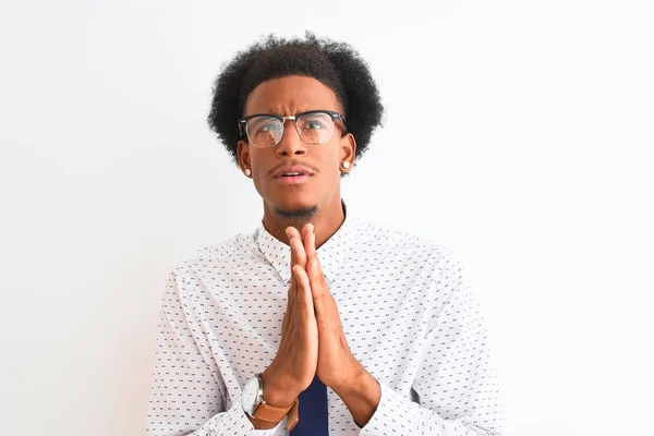 고립된 넥타이와 안경을 아프리카 미국인 사업가가 희망의 하면서 손으로 기도하는 — 스톡 사진