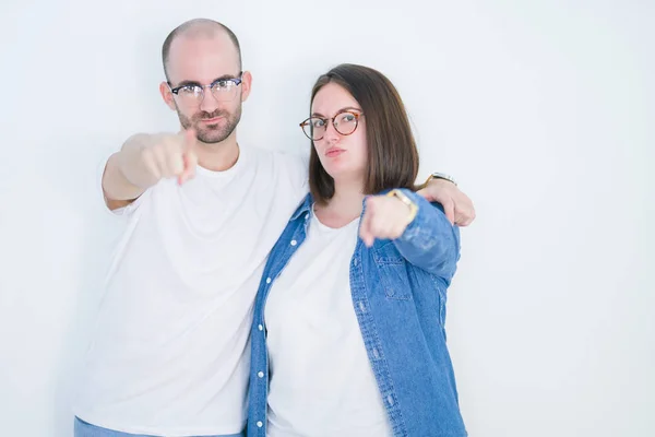 Casal Jovem Juntos Usando Óculos Sobre Fundo Isolado Branco Apontando — Fotografia de Stock