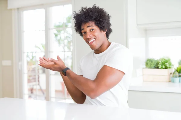 Mladý Africký Američan Nosí Obyčejné Bílé Tričko Sedí Doma Ukazuje — Stock fotografie