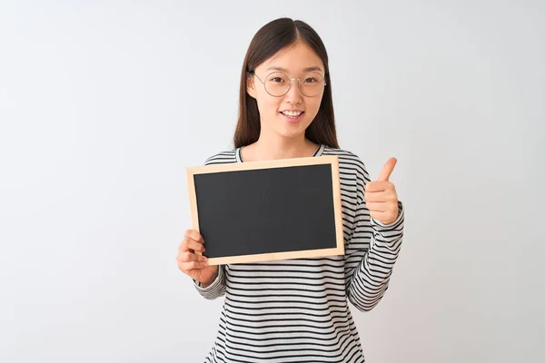 Jonge Chinese Vrouw Draagt Bril Houden Schoolbord Geïsoleerde Witte Achtergrond — Stockfoto