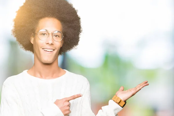 Mladý Americký Muž Afro Vlasy Nosí Brýle Ohromil Usmívá Kameru — Stock fotografie