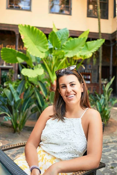Young Beautiful Woman Sitting Tropical Restaurant Enjoying Summer Vacation — Stock Photo, Image