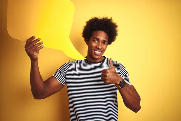 Genç Afrikalı Amerikalı Bir Adam Konuşma Baloncuğu Tutuyor Sarı Arka — Stok fotoğraf