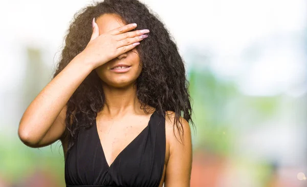 Menina Bonita Nova Com Cabelo Encaracolado Vestindo Saia Moda Sorrindo — Fotografia de Stock